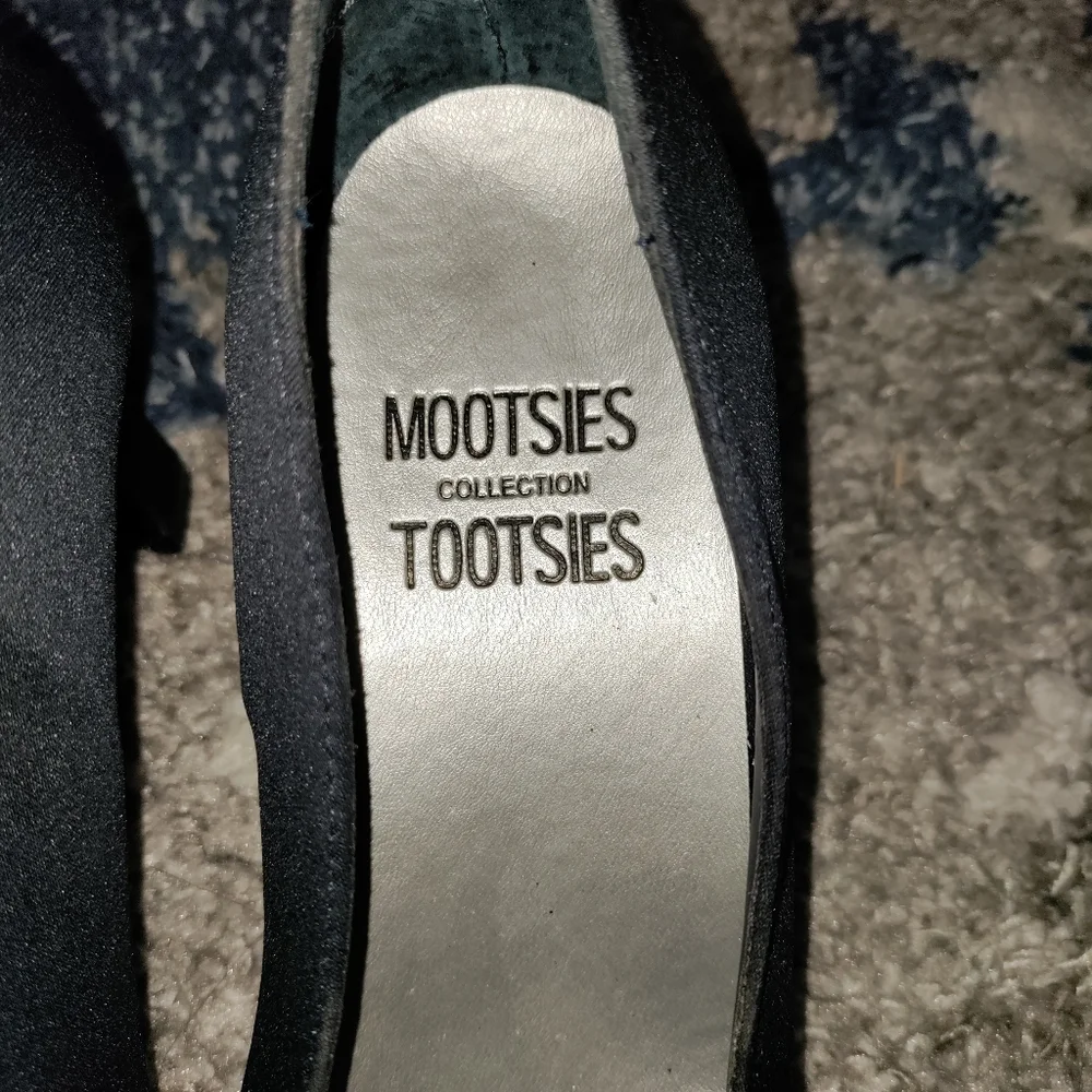 Mootsies Tootsies navy satin heels size 6